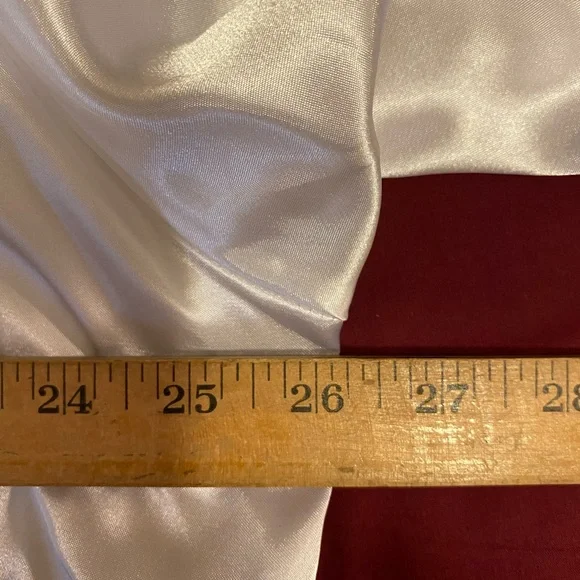 NWT La Vie en Rose White Satiny Robe w/ Lace Trim Sz M bridal spa silky luxury - Picture 11 of 13
